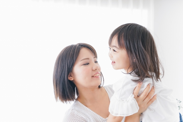 子どもを見つめる母親
