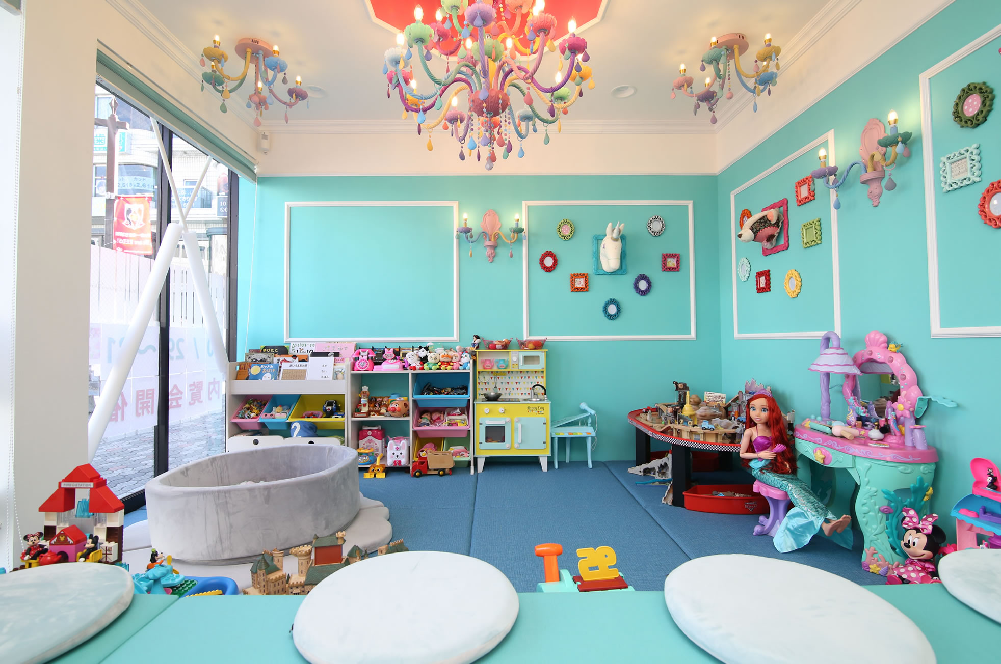 お子様もご家族も安心して通えるキッズルーム完備